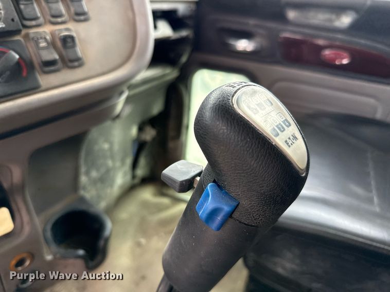 image for item DJ0908 2013 Peterbilt 367 semi truck