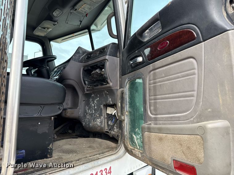 image for item DJ0908 2013 Peterbilt 367 semi truck