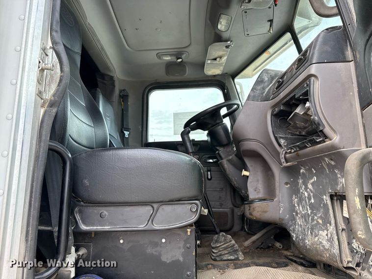 image for item DJ0908 2013 Peterbilt 367 semi truck