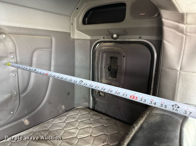 image for item DJ0908 2013 Peterbilt 367 semi truck