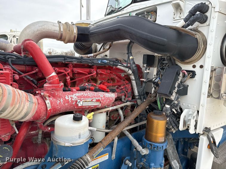 image for item DJ0908 2013 Peterbilt 367 semi truck