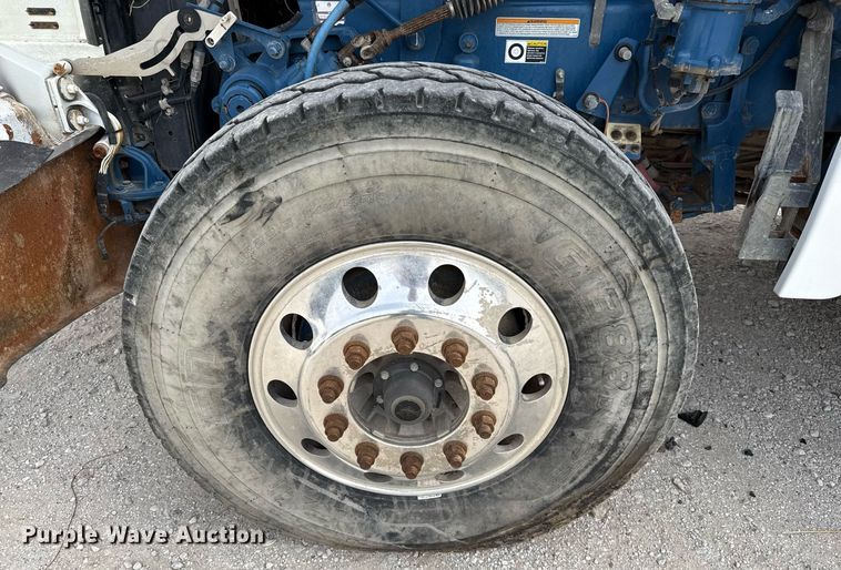 image for item DJ0908 2013 Peterbilt 367 semi truck