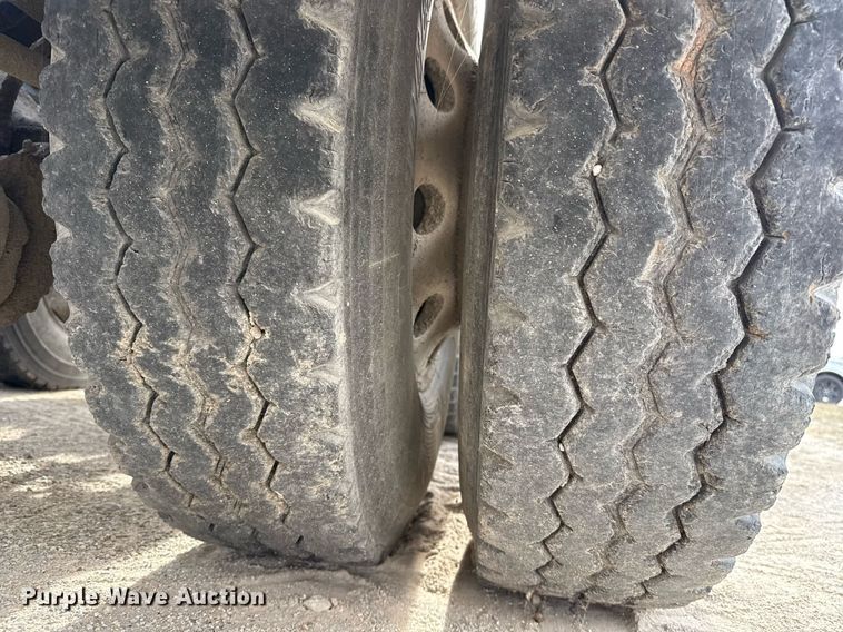 image for item DJ0908 2013 Peterbilt 367 semi truck