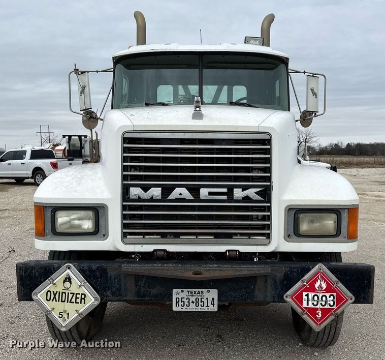 image for item DJ0910 2002 Mack CH613 flatbed truck