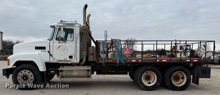 image for item DJ0910 2002 Mack CH613 flatbed truck