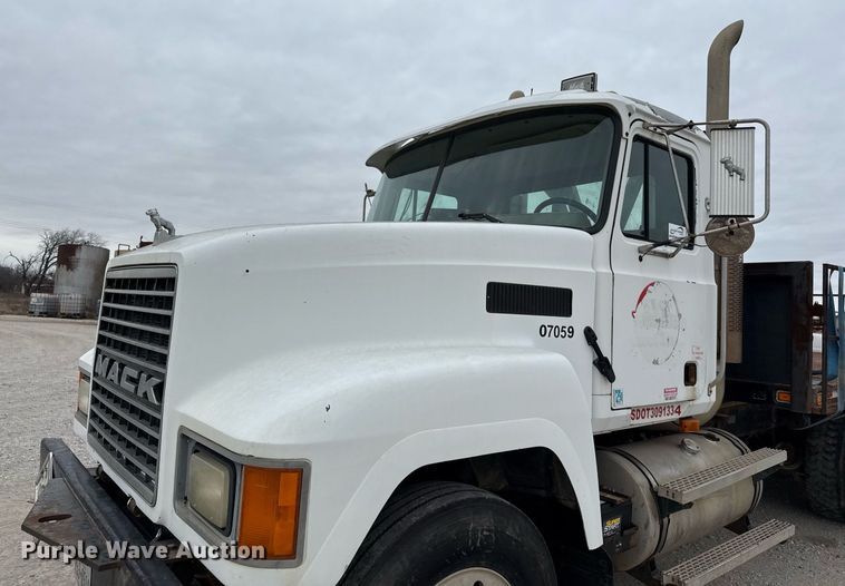 image for item DJ0910 2002 Mack CH613 flatbed truck