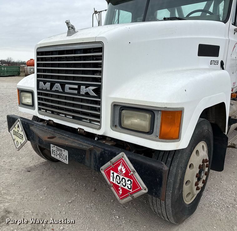 image for item DJ0910 2002 Mack CH613 flatbed truck