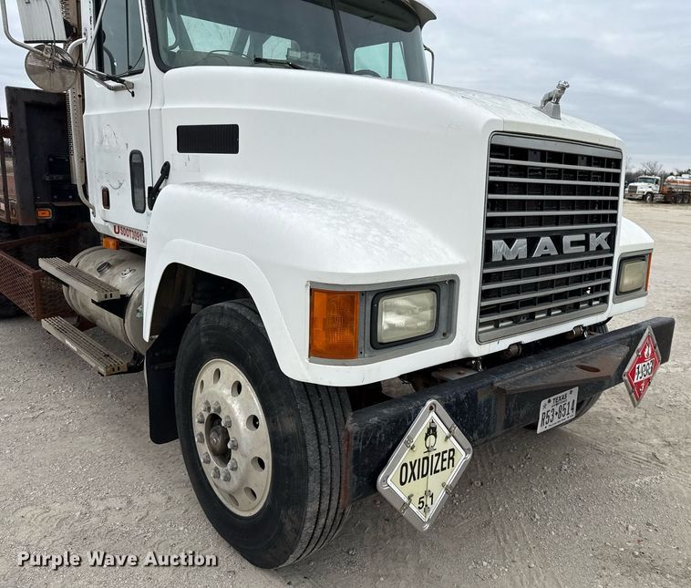 image for item DJ0910 2002 Mack CH613 flatbed truck