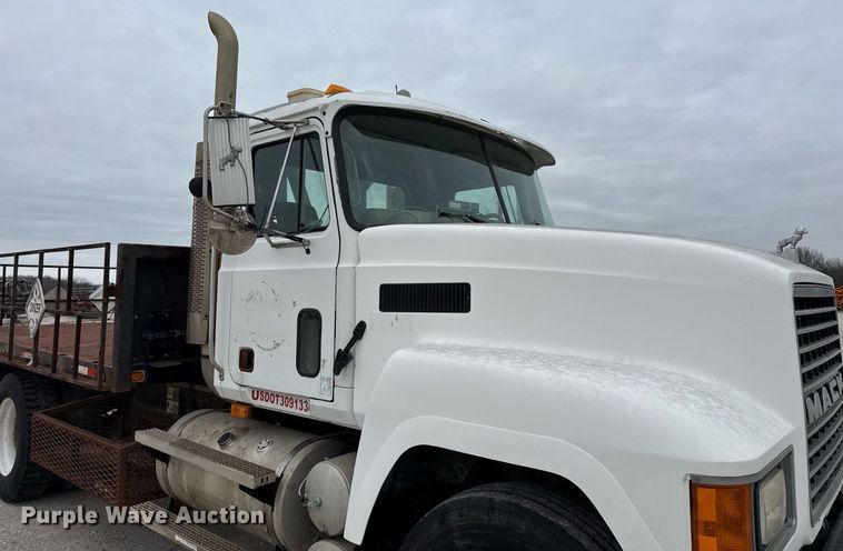 image for item DJ0910 2002 Mack CH613 flatbed truck