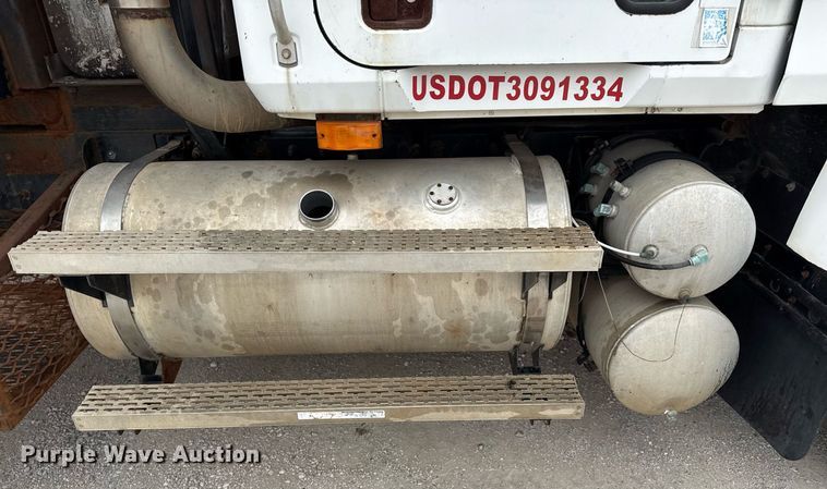 image for item DJ0910 2002 Mack CH613 flatbed truck