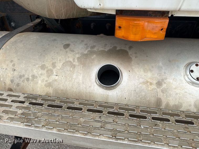 image for item DJ0910 2002 Mack CH613 flatbed truck