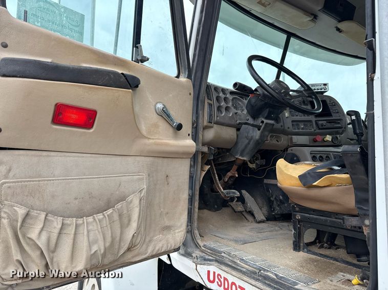 image for item DJ0910 2002 Mack CH613 flatbed truck