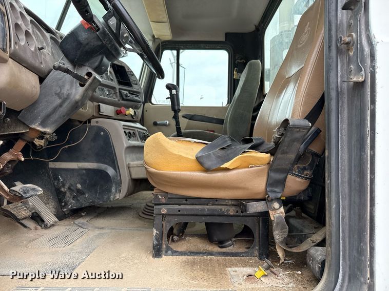 image for item DJ0910 2002 Mack CH613 flatbed truck