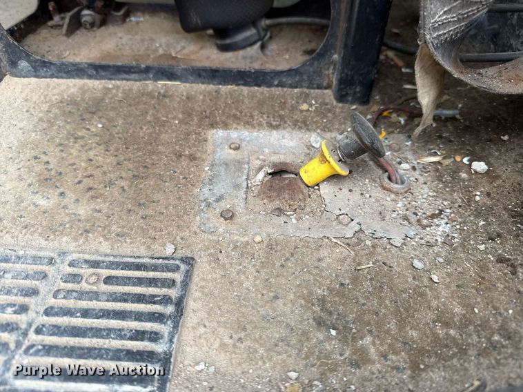 image for item DJ0910 2002 Mack CH613 flatbed truck