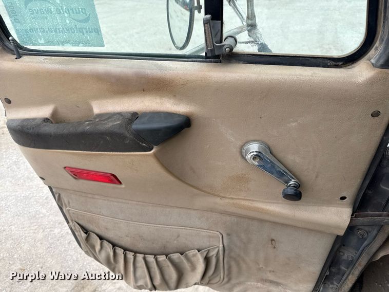 image for item DJ0910 2002 Mack CH613 flatbed truck