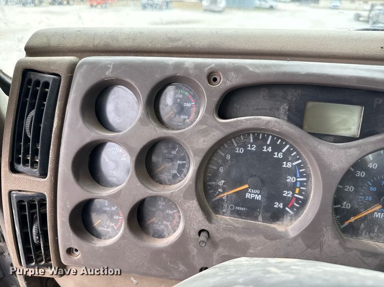 image for item DJ0910 2002 Mack CH613 flatbed truck