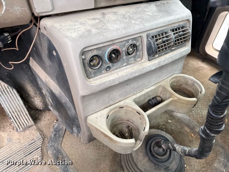 image for item DJ0910 2002 Mack CH613 flatbed truck