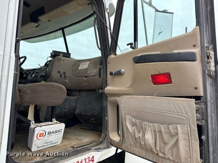 image for item DJ0910 2002 Mack CH613 flatbed truck