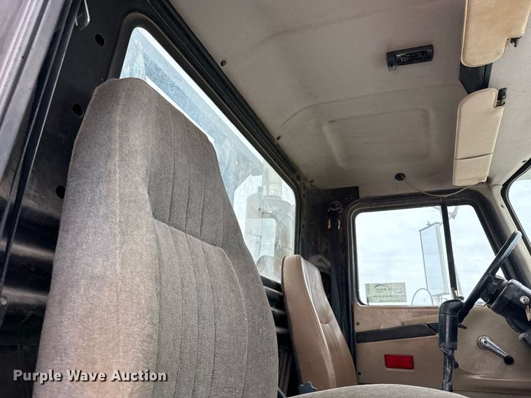 image for item DJ0910 2002 Mack CH613 flatbed truck