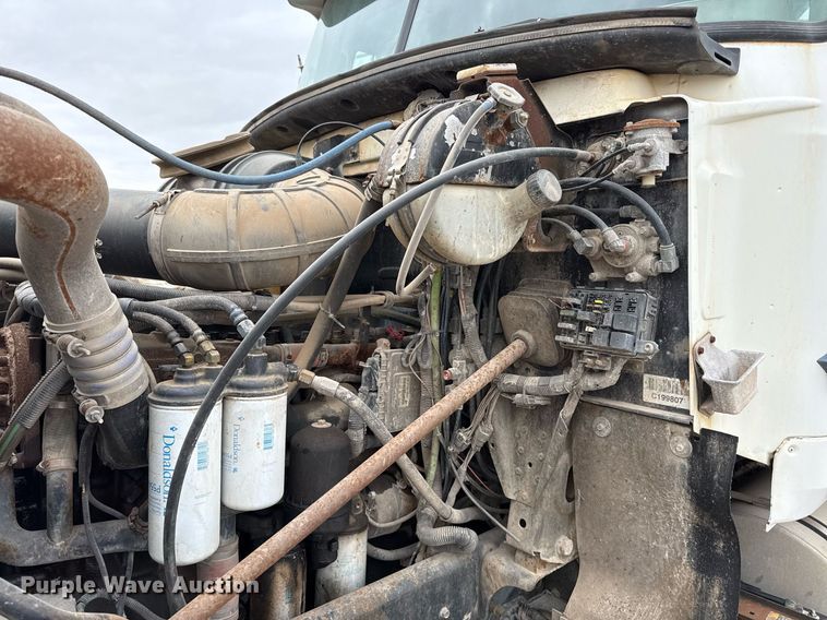 image for item DJ0910 2002 Mack CH613 flatbed truck