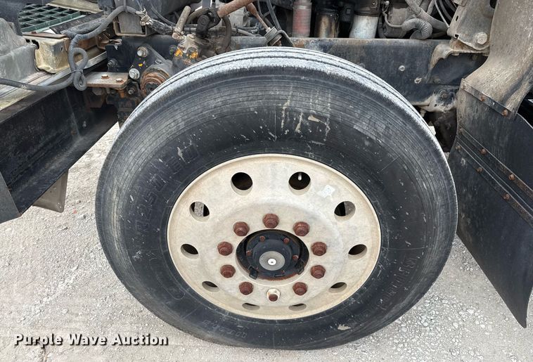 image for item DJ0910 2002 Mack CH613 flatbed truck