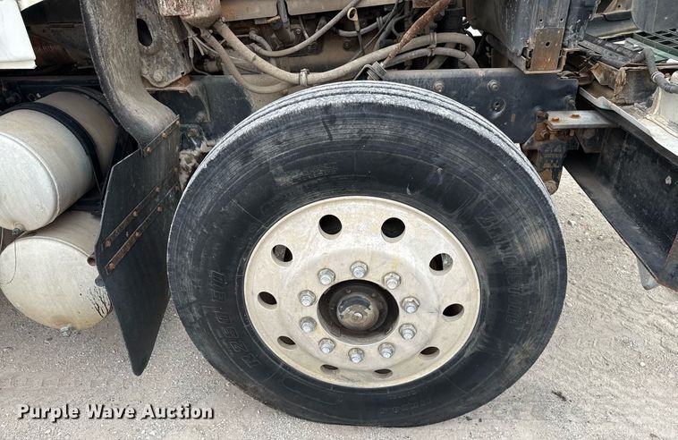 image for item DJ0910 2002 Mack CH613 flatbed truck