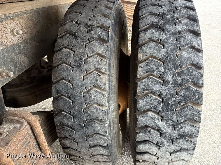 image for item DJ0910 2002 Mack CH613 flatbed truck