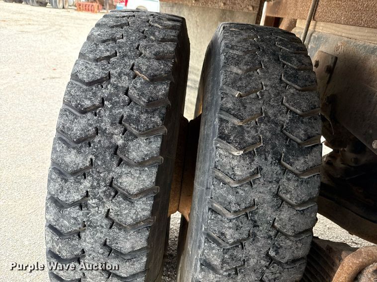 image for item DJ0910 2002 Mack CH613 flatbed truck