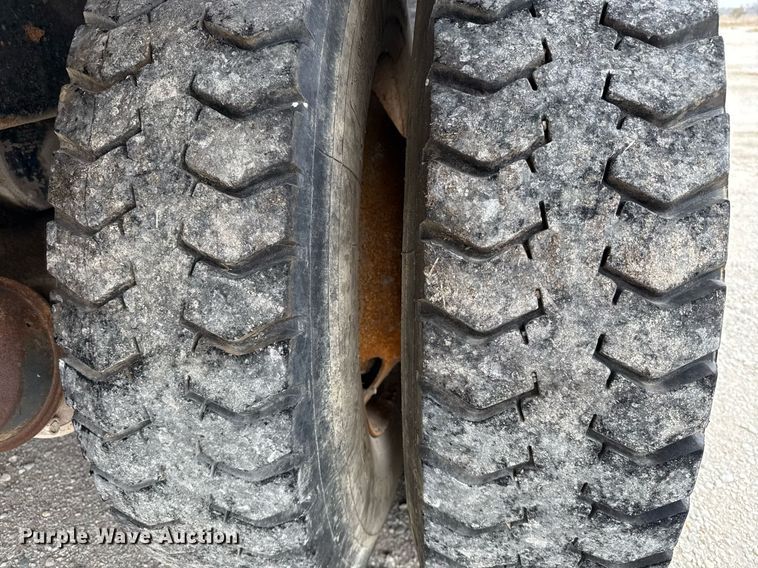 image for item DJ0910 2002 Mack CH613 flatbed truck