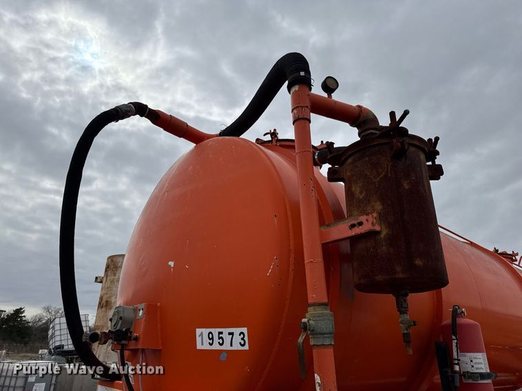 image for item DJ0911 1997 V.E. Enterprises Eagle GEVT-130B vacuum trailer