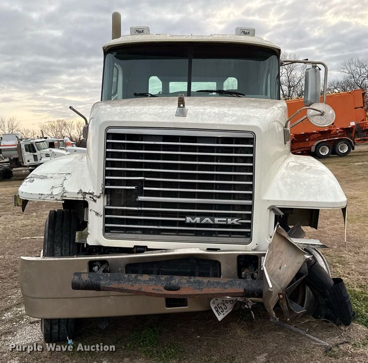 image for item DJ0912 2015 Mack CHU613 semi truck