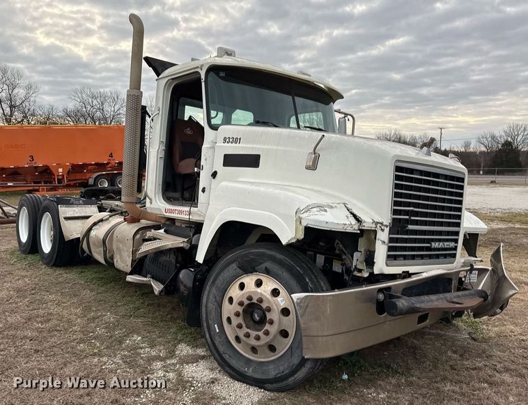 image for item DJ0912 2015 Mack CHU613 semi truck