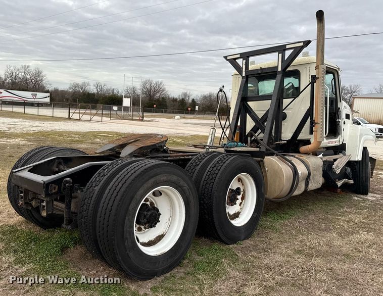 image for item DJ0912 2015 Mack CHU613 semi truck