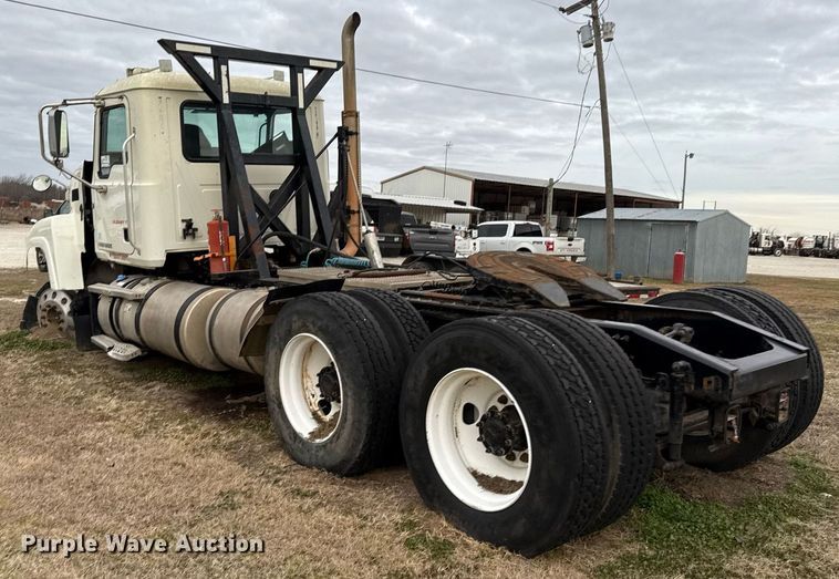 image for item DJ0912 2015 Mack CHU613 semi truck