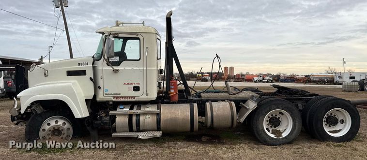 image for item DJ0912 2015 Mack CHU613 semi truck