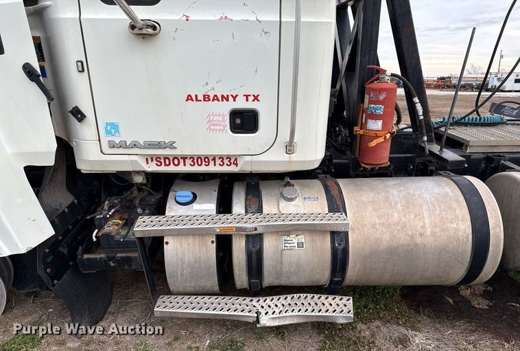 image for item DJ0912 2015 Mack CHU613 semi truck