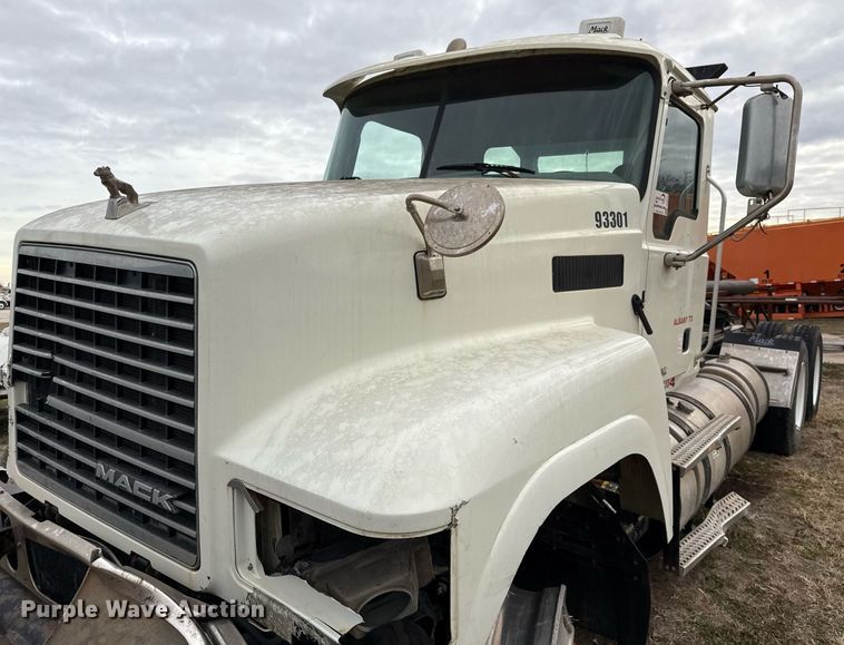 image for item DJ0912 2015 Mack CHU613 semi truck