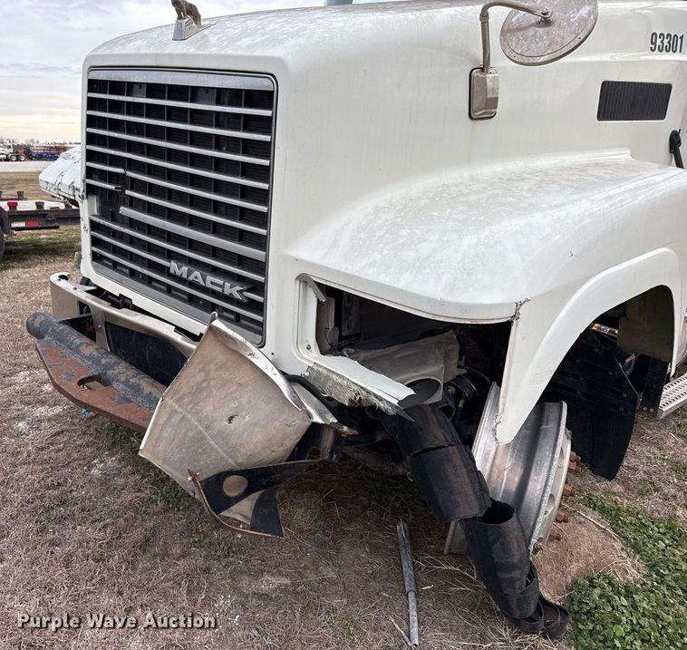 image for item DJ0912 2015 Mack CHU613 semi truck