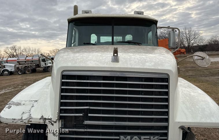 image for item DJ0912 2015 Mack CHU613 semi truck