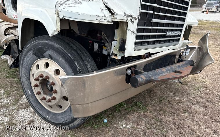 image for item DJ0912 2015 Mack CHU613 semi truck