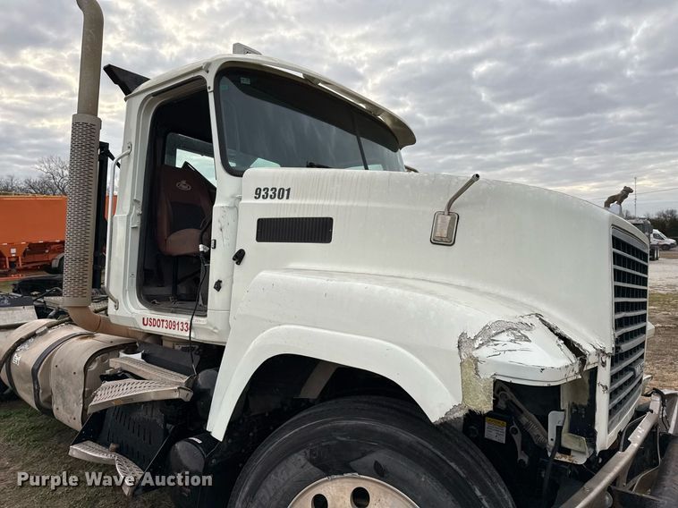 image for item DJ0912 2015 Mack CHU613 semi truck