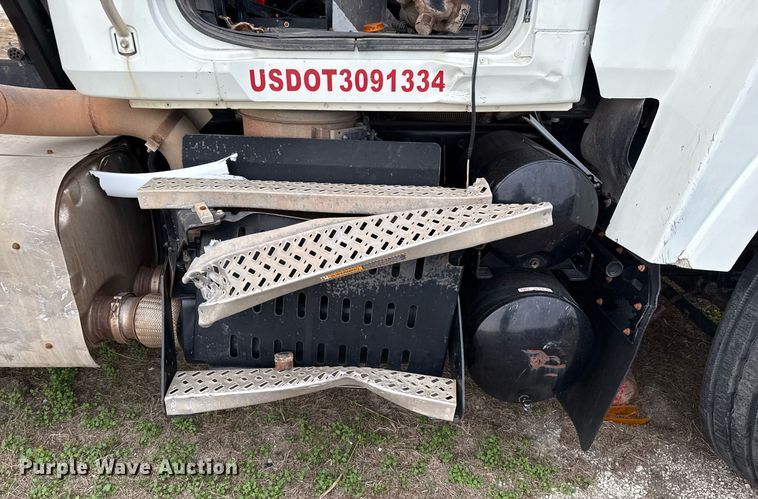 image for item DJ0912 2015 Mack CHU613 semi truck