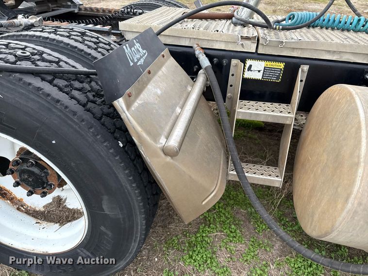 image for item DJ0912 2015 Mack CHU613 semi truck