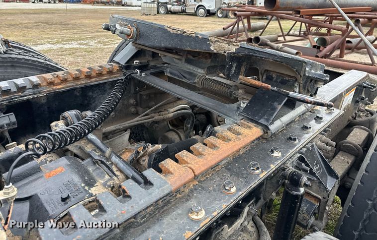 image for item DJ0912 2015 Mack CHU613 semi truck