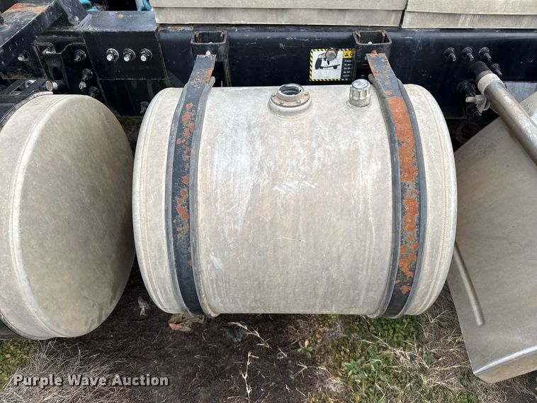 image for item DJ0912 2015 Mack CHU613 semi truck