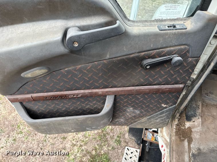 image for item DJ0912 2015 Mack CHU613 semi truck