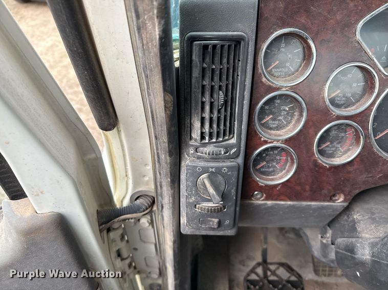 image for item DJ0912 2015 Mack CHU613 semi truck