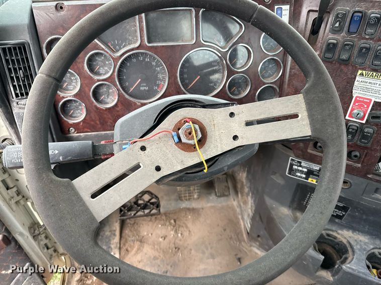 image for item DJ0912 2015 Mack CHU613 semi truck