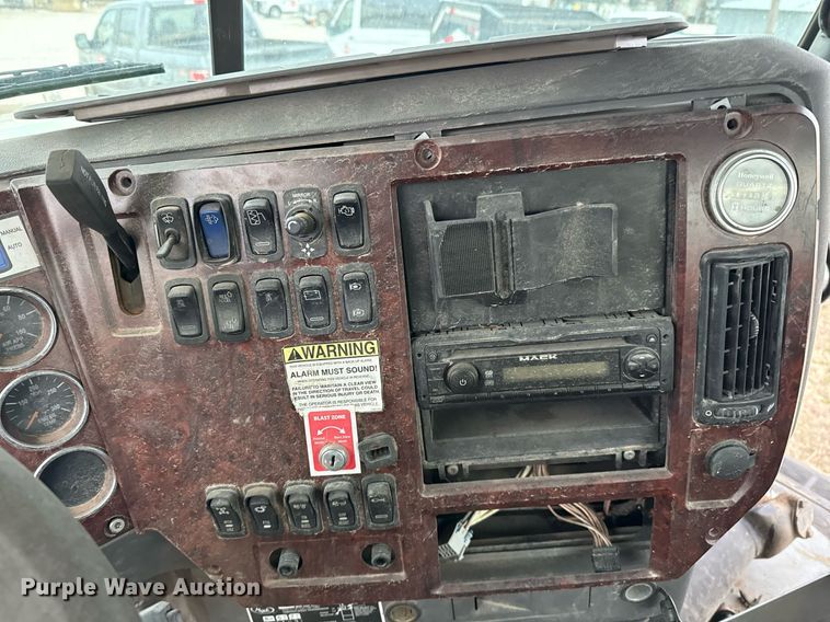 image for item DJ0912 2015 Mack CHU613 semi truck