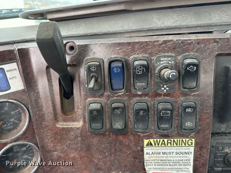 image for item DJ0912 2015 Mack CHU613 semi truck